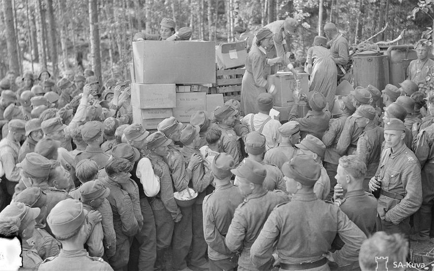 Liikuva sotilaskoti Tohmajärven lähellä. Tunnistaako joku tästä kuvasta JR 51:n I Pataljoonana sotilaita. Kuvauspäivä on 4.7.1941.
